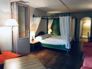 Tempat tidur dalam kamar di Hotel Daneu Gaschurn