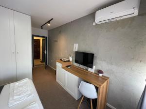 A television and/or entertainment centre at New Prishtina Luxury Rooms