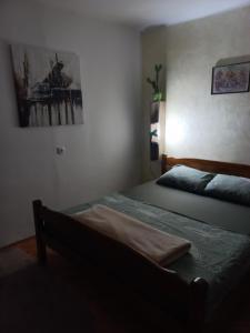 um quarto com uma cama e uma fotografia na parede em Dvorska oaza em Sremski Karlovci