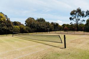 rete da tennis su un campo da tennis di The Pavilion on Grossman's a Torquay