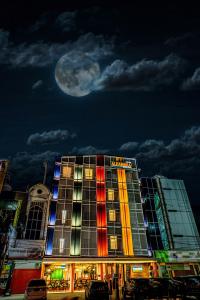 um edifício com a lua no céu por trás dele em Alhambra Hotel Banda Aceh em Banda Aceh