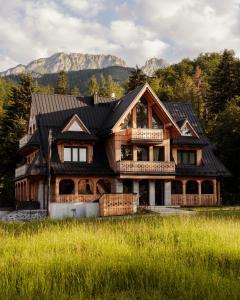 een boomhut met bergen op de achtergrond bij Stary Niedźwiedź in Zakopane