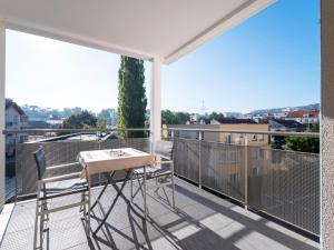 einen Balkon mit einem Tisch und Stühlen darauf in der Unterkunft AZALEE - Parking gratuit - Terrasse couverte - Proche transport - Tout équipé in Nancy