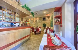 A restaurant or other place to eat at Hotel Trogir