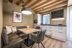 A kitchen or kitchenette at Natur Zeit - Alpine Garden Apartments