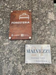 代森扎诺-德尔加达Malvezzi24 Boutique Rooms的石台上火车站的标志