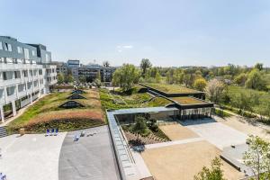 een uitzicht op een gebouw met een tuin bij Radisson Blu Hotel Sopot in Sopot