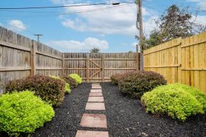 Jardí fora de Cozy Retreat in Downtown Lancaster with Backyard Patio