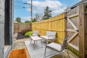 Pati o zona exterior de Cozy Retreat in Downtown Lancaster with Backyard Patio