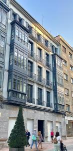 un groupe de personnes marchant devant un bâtiment dans l'établissement SUITE 1907 OVIEDO COLLECTION, à Oviedo