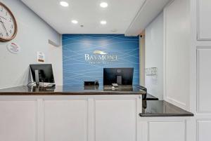 Baymont by Wyndham Salida في ساليدا: يوجد بار في مكتب الأسنان بجدار أزرق