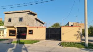 um edifício com um portão ao lado de uma rua em Dtos El Descanso em Termas de Río Hondo