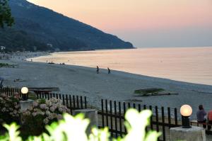 ein Strand mit Menschen und ein Boot auf dem Sand in der Unterkunft Hotel Hagiati in Khorevtón