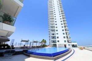 בריכת השחייה שנמצאת ב-EliteRetreat - SeaView - Gym & Pool Access - Reem Island או באזור