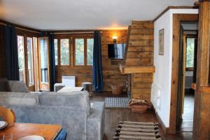 A seating area at Alpina Lodge Chalet By Valdiski