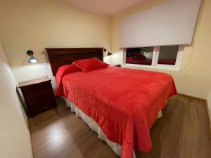 A bed or beds in a room at Cabañas Los Aromos de Puerto Varas