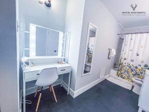 Una cama o camas en una habitación de The Moose #5 - Modern Comfy Studio with King Bed, Free Parking & Fast WiFi