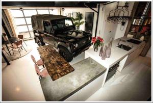 ครัวหรือมุมครัวของ Ivory (car) loft / Carloft