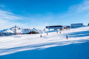 un gruppo di persone che sciano su una pista innevata di Hotel Zum Jungen Römer a Radstadt