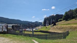 einen Skilift auf einem Hügel mit einem Zaun in der Unterkunft Apartment Panorama 35C in Donovaly