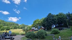 eine Gruppe von Menschen, die um einen Spielplatz stehen in der Unterkunft Apartment Panorama 35C in Donovaly