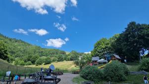 einen Park mit Spielplatz und Spielplatz in der Unterkunft Apartment Panorama 35C in Donovaly