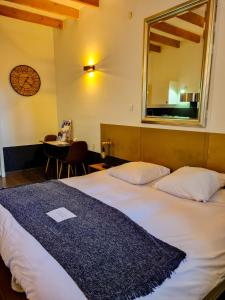 1 dormitorio con cama con espejo y mesa en Lyon Faubourg - Saint Priest, en Saint-Priest