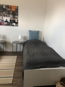 1 dormitorio con 1 cama con manta negra en Moderne Neue 2 Zimmer Wohnung, en Uetersen