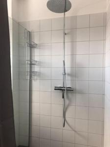 y baño de azulejos blancos con ducha. en Moderne Neue 2 Zimmer Wohnung, en Uetersen