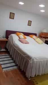 Un dormitorio con una cama con almohadas. en Berta Apartman, en Senta