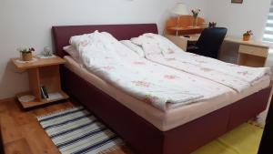 Cama en habitación con en Berta Apartman, en Senta