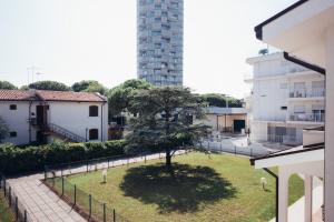 a park with a tree in the middle of a city at Anima Jesolo - Ca' delle Rose in Lido di Jesolo