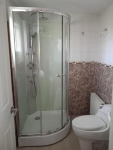 La salle de bains est pourvue d'une douche et de toilettes. dans l'établissement Hostal JC, à Puerto Natales