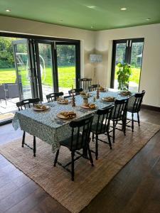 une salle à manger avec une grande table et des chaises dans l'établissement Chichester Retreat with Large Private Mature Garden, à Chichester