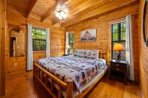 セバービルにあるGreat Smoky Mountains Cabin!, Secluded, Pet-Kid Friendly!のログキャビン内のベッドルーム1室