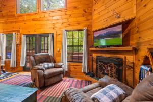 セバービルにあるGreat Smoky Mountains Cabin!, Secluded, Pet-Kid Friendly!のリビングルーム(暖炉、テレビ付)