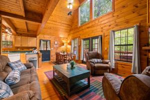 セバービルにあるGreat Smoky Mountains Cabin!, Secluded, Pet-Kid Friendly!のリビングルーム(ソファ、テーブル付)