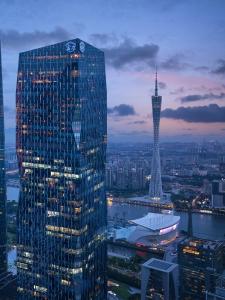 uma vista para um arranha-céus alto com uma torre em Park Hyatt Guangzhou em Guangzhou