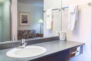 Un baño de Super 8 by Wyndham Truro NS