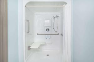 Un baño de Super 8 by Wyndham Truro NS