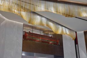 un lustre suspendu au plafond d'un bâtiment dans l'établissement Conrad Shanghai, à Shanghai