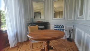 comedor con mesa de madera y sillas en Le Faubourg 29, en Neuchâtel