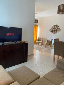 un salon avec une télévision à écran plat sur une armoire dans l'établissement CASA ALQUILER TEMPORAL VILLA CABRERA, à Córdoba