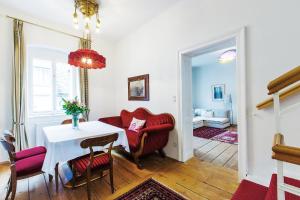 un comedor con una mesa y una silla y una habitación en Stadthaus Mariazell, en Mariazell