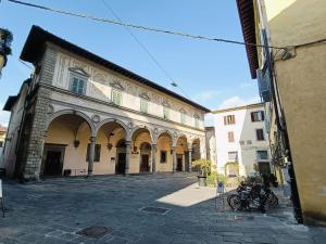 een groot gebouw met fietsen voor de deur bij Appartamenti Forteguerriana in Pistoia