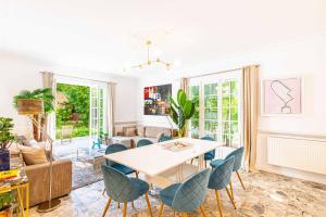 Khu vực ghế ngồi tại Grand & Classy Apartment with Private Garden, Villa des Ammonites