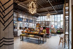 een winkel met kroonluchters en tafels in een kamer bij Hyatt Regency Portland at the Oregon Convention Center in Portland