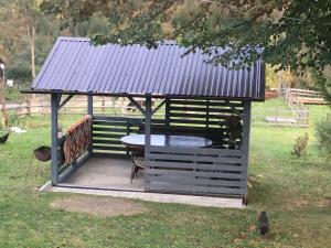 - un kiosque avec une table sur gazon dans l'établissement U Ilka, à Lazeshchyna