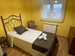 - une chambre avec un lit, une chaise et une fenêtre dans l'établissement Casa da Baltasara, à Trives