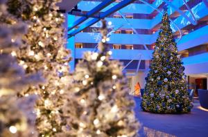 een groep kerstbomen in een kamer bij Conrad New York Downtown in New York